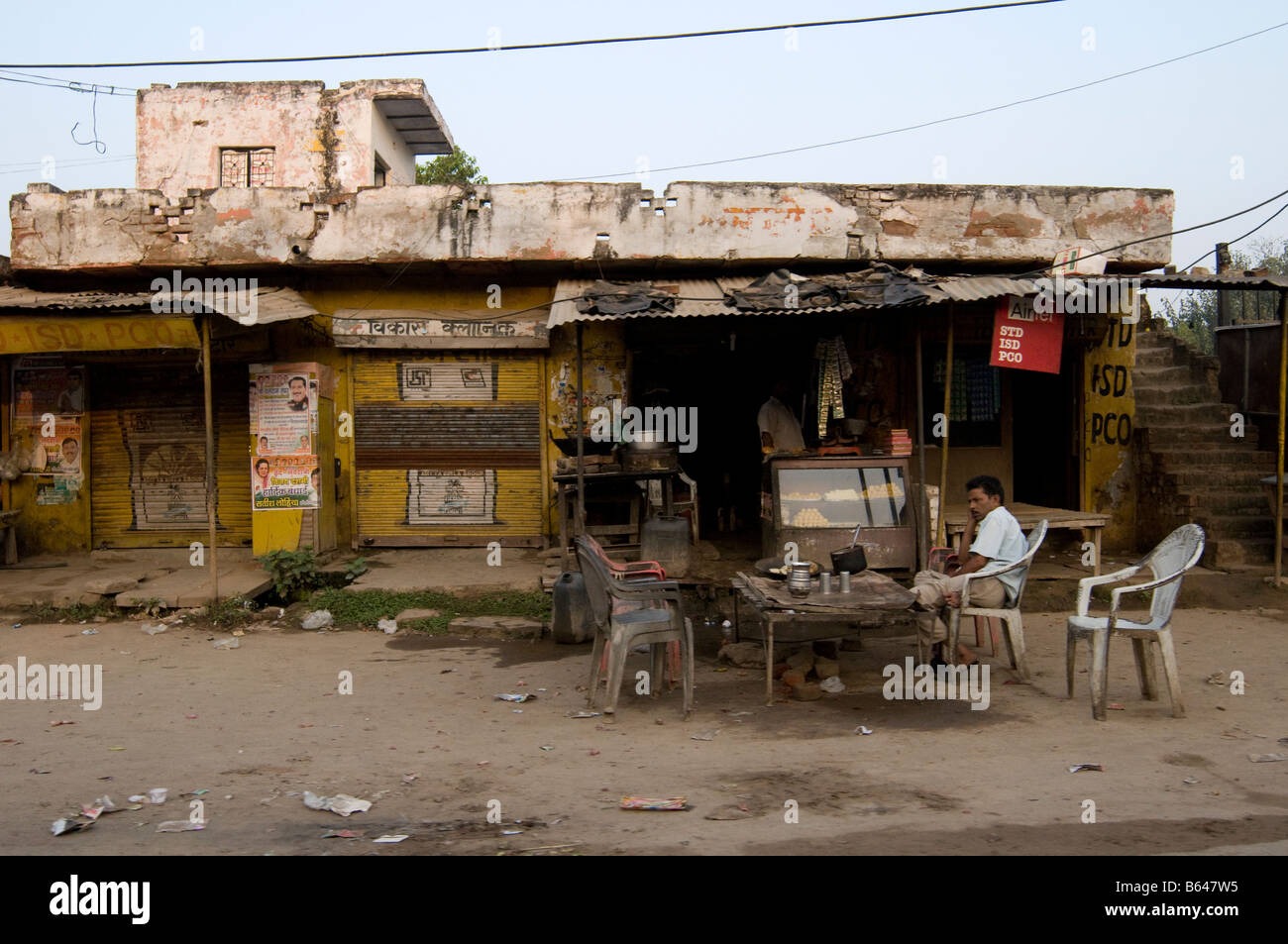 Straße von Delhi. Indien. Chhatarpur Hauptstraße. Stockfoto