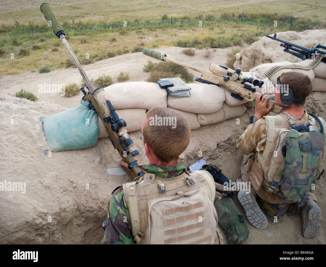 2 britische Armee Scharfschützen mit Scharfschützengewehren in Helmand Provinz Afghanistan Ausschau Stockfoto