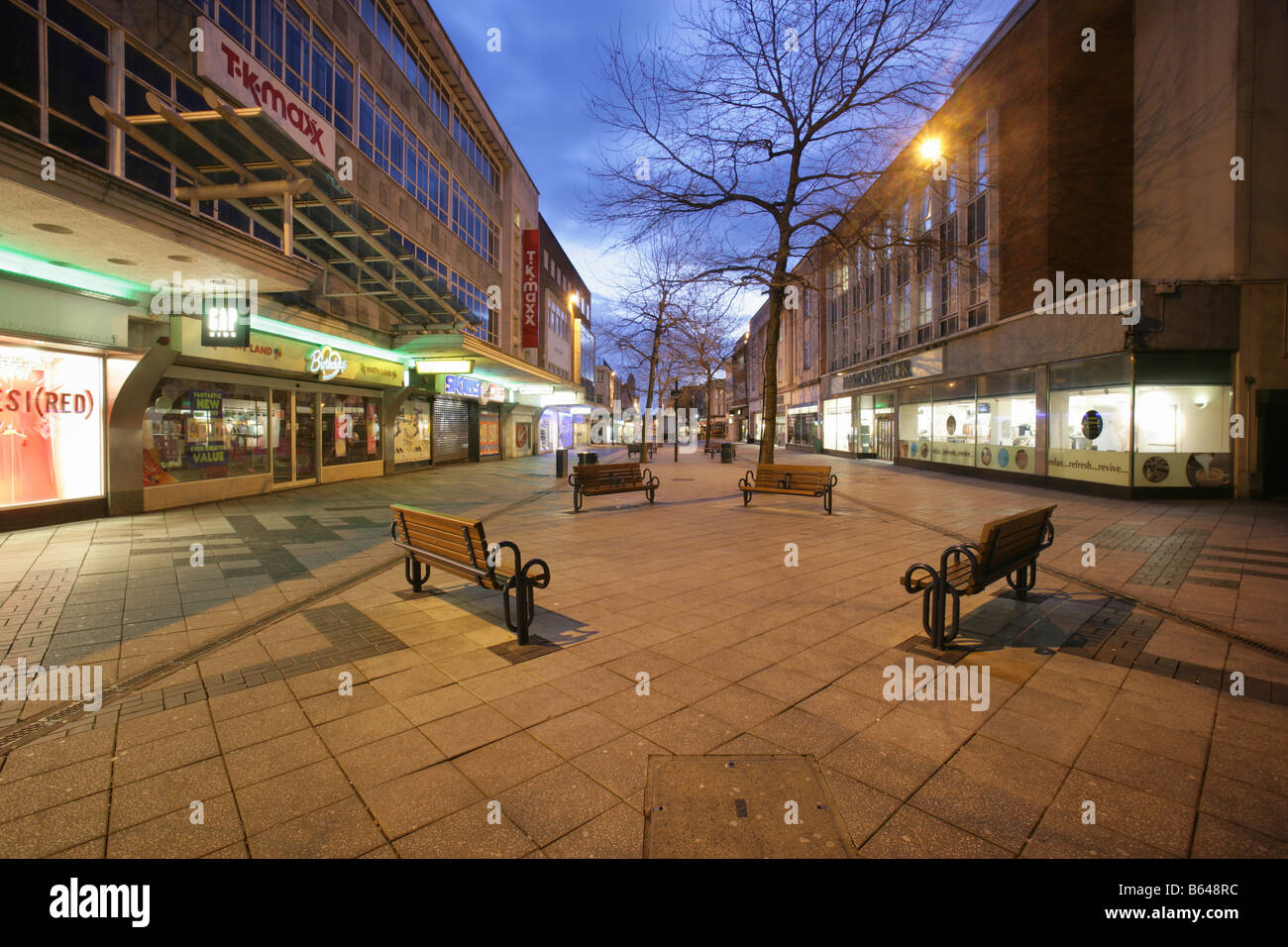 Stadt von Swansea, Südwales. Abends Blick auf eine leere Oxford Straße in Swansea den Stadtzentrum shopping Fußgängerzone. Stockfoto