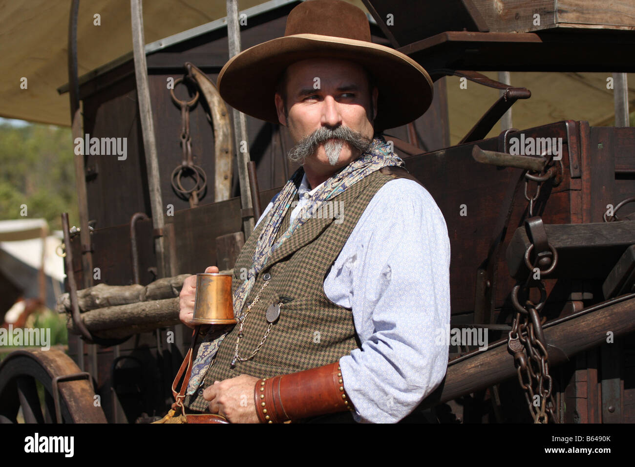 Ein Cowboy, lehnte sich gegen die Planwagen in den alten Bundesländern Stockfoto