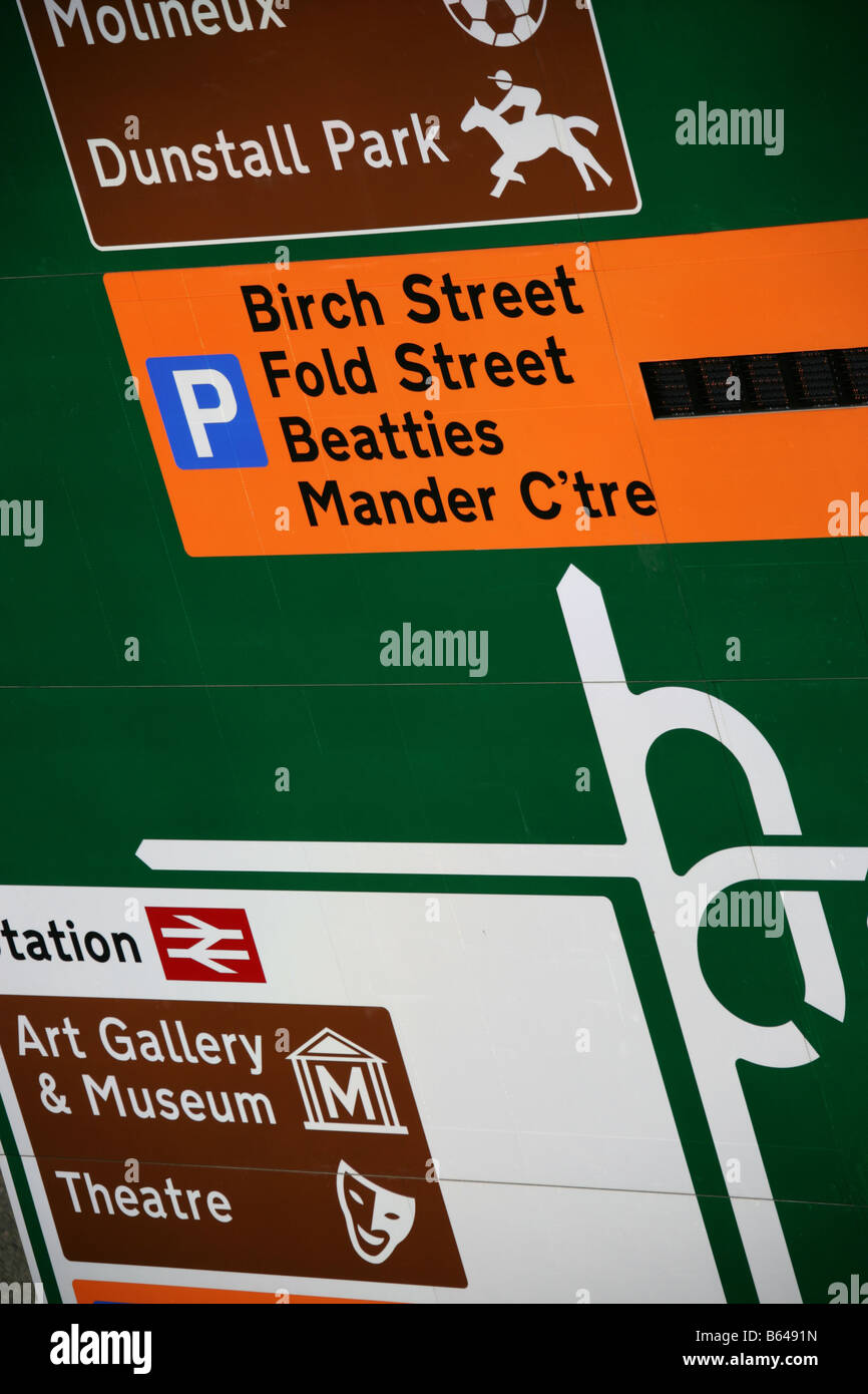 Stadt von Wolverhampton, England. Seitlicher Blick auf ein Wolverhampton Stadtzentrum Richtung Schild hautnah. Stockfoto