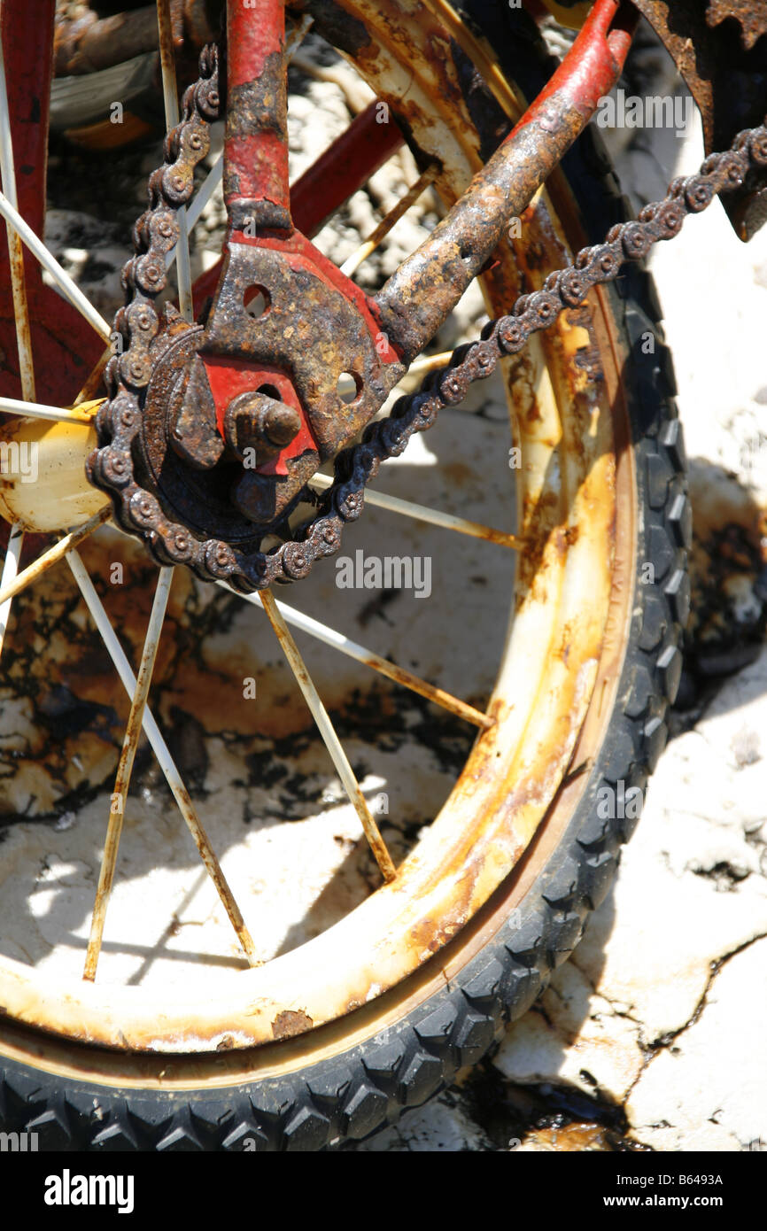 eine beschädigte rote Rahmen Fahrradkette im Freien in der Sonne Stockfoto