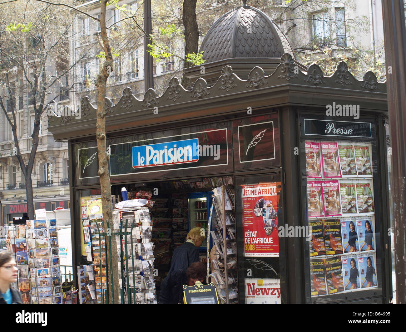 Zeitungskiosk in Paris Frankreich mit La Parisien Grafiken Stockfoto