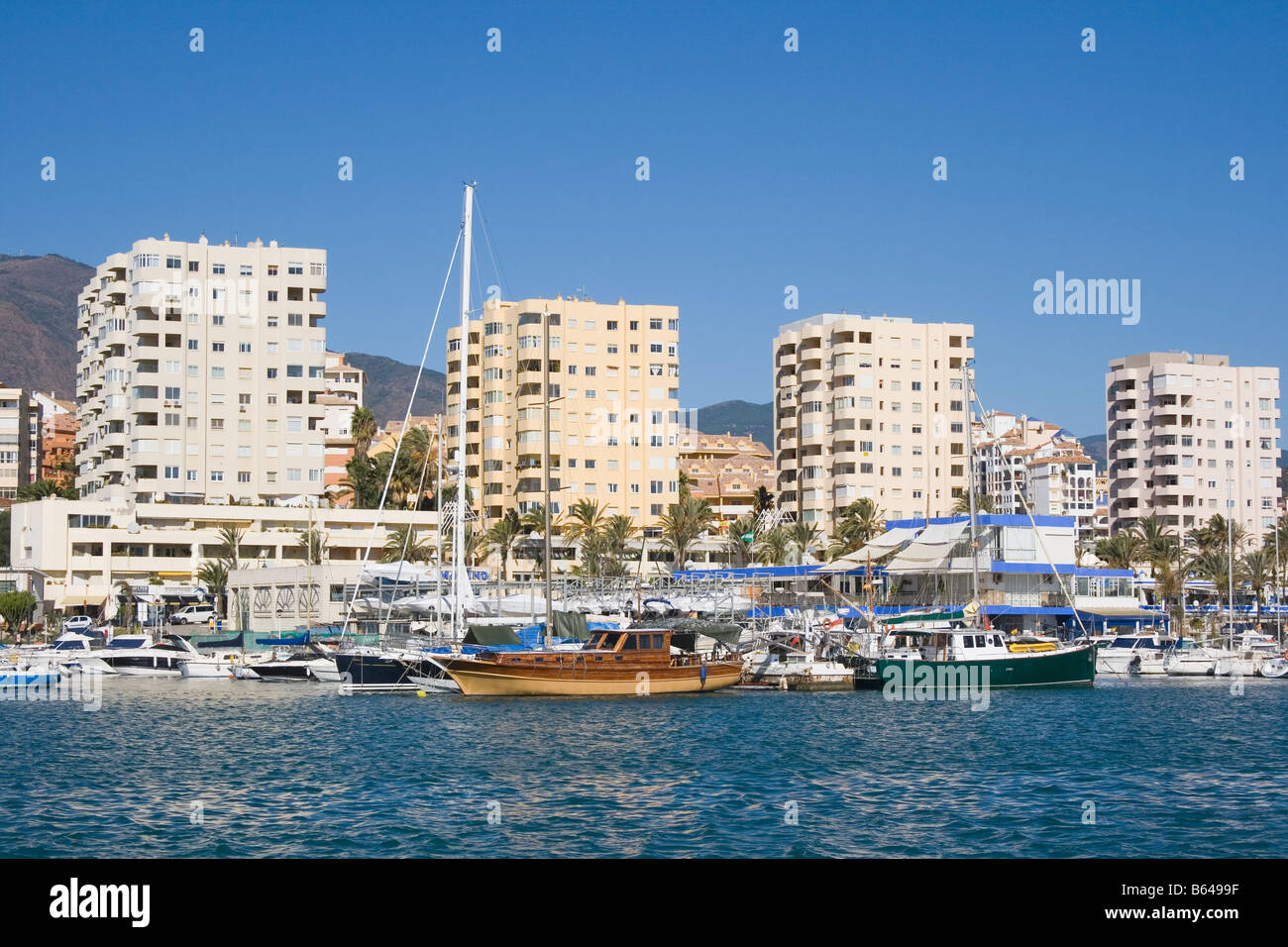 Estepona Costa del Sol Malaga Provinz Spanien Boote vor Anker im Hafen Stockfoto