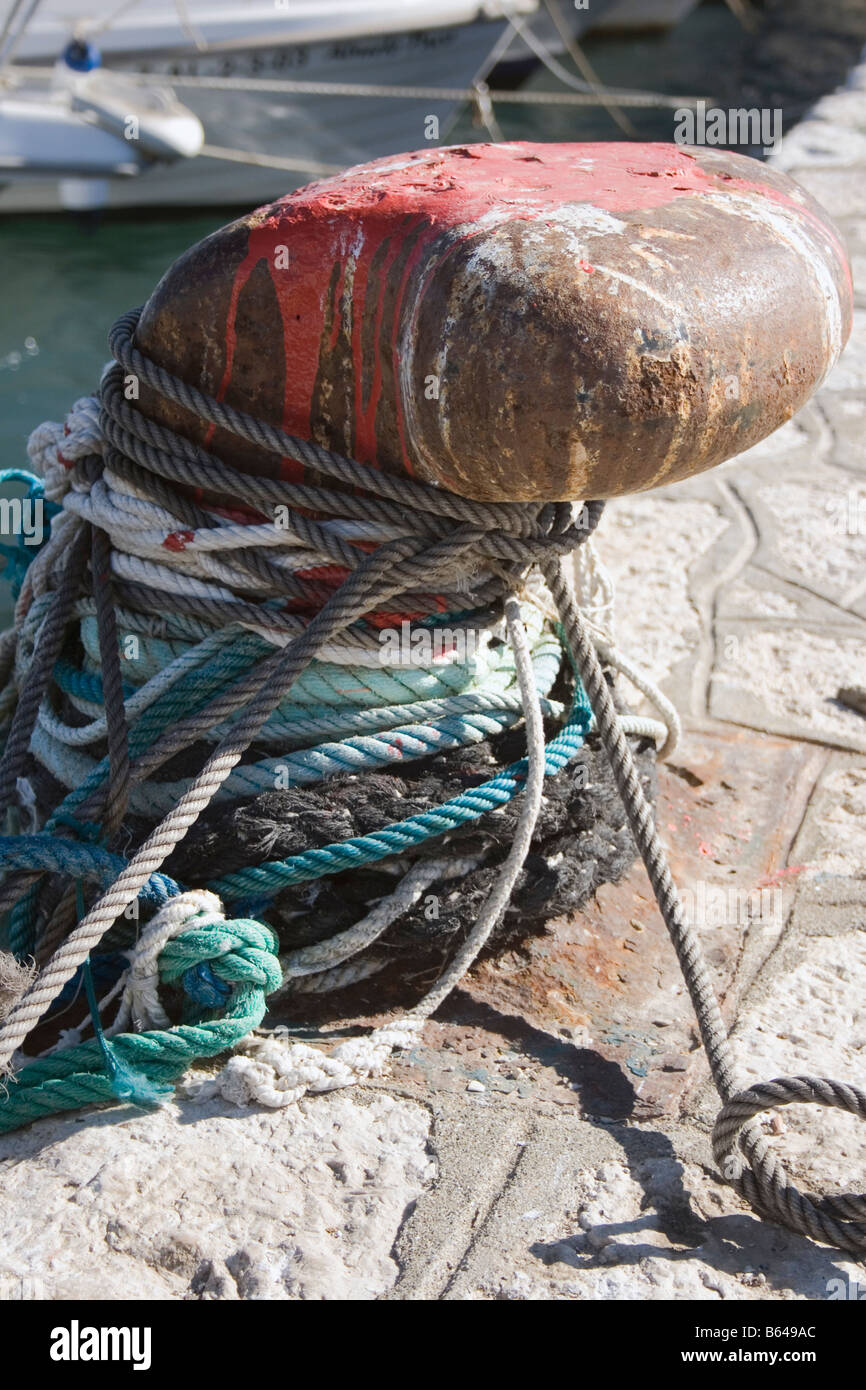 Estepona Costa del Sol Malaga Provinz Spanien Seile gebunden Runde Poller im Hafen festmachen Stockfoto