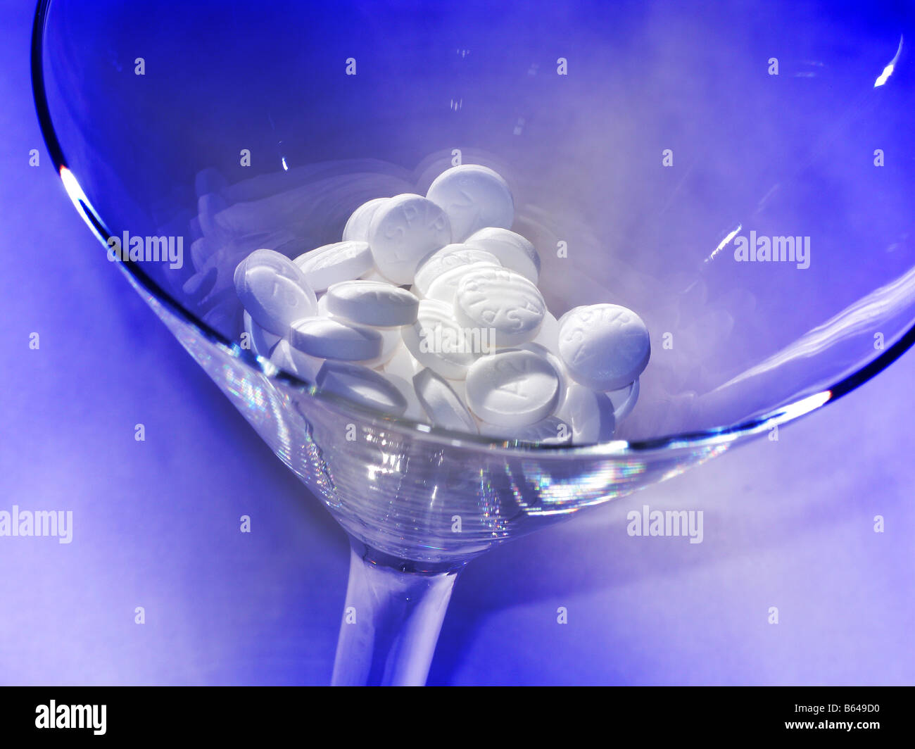 Aspirin in ein Cocktailglas Stockfoto
