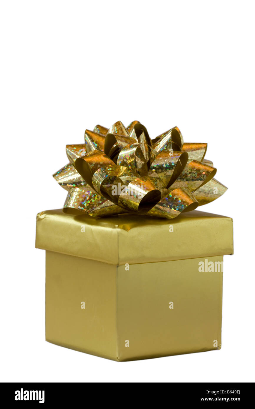 Goldfolie Geschenkbox mit Schleife vor einem weißen Hintergrund Stockfoto