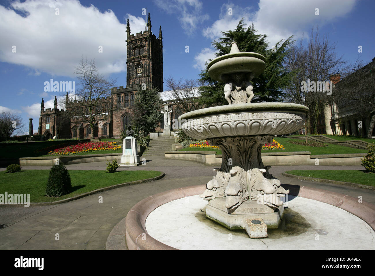 Stadt von Wolverhampton, England. Frühlings-Blick auf den Wasserbrunnen in Wolverhampton St Peters Garten. Stockfoto