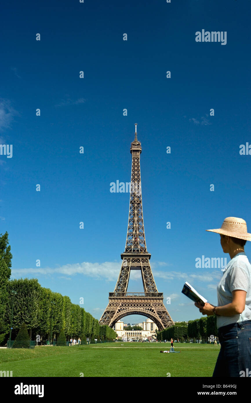 Frankreich, Paris, Eiffelturm, Frau liest Reiseführer Stockfoto