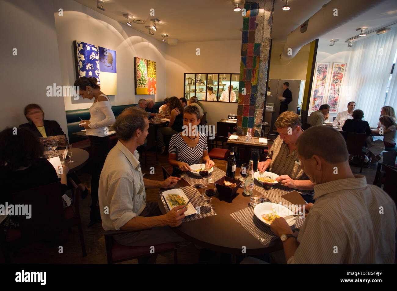 Frankreich, Paris, Leute im Restaurant und eine Kunstgalerie ZE Küche. Stockfoto