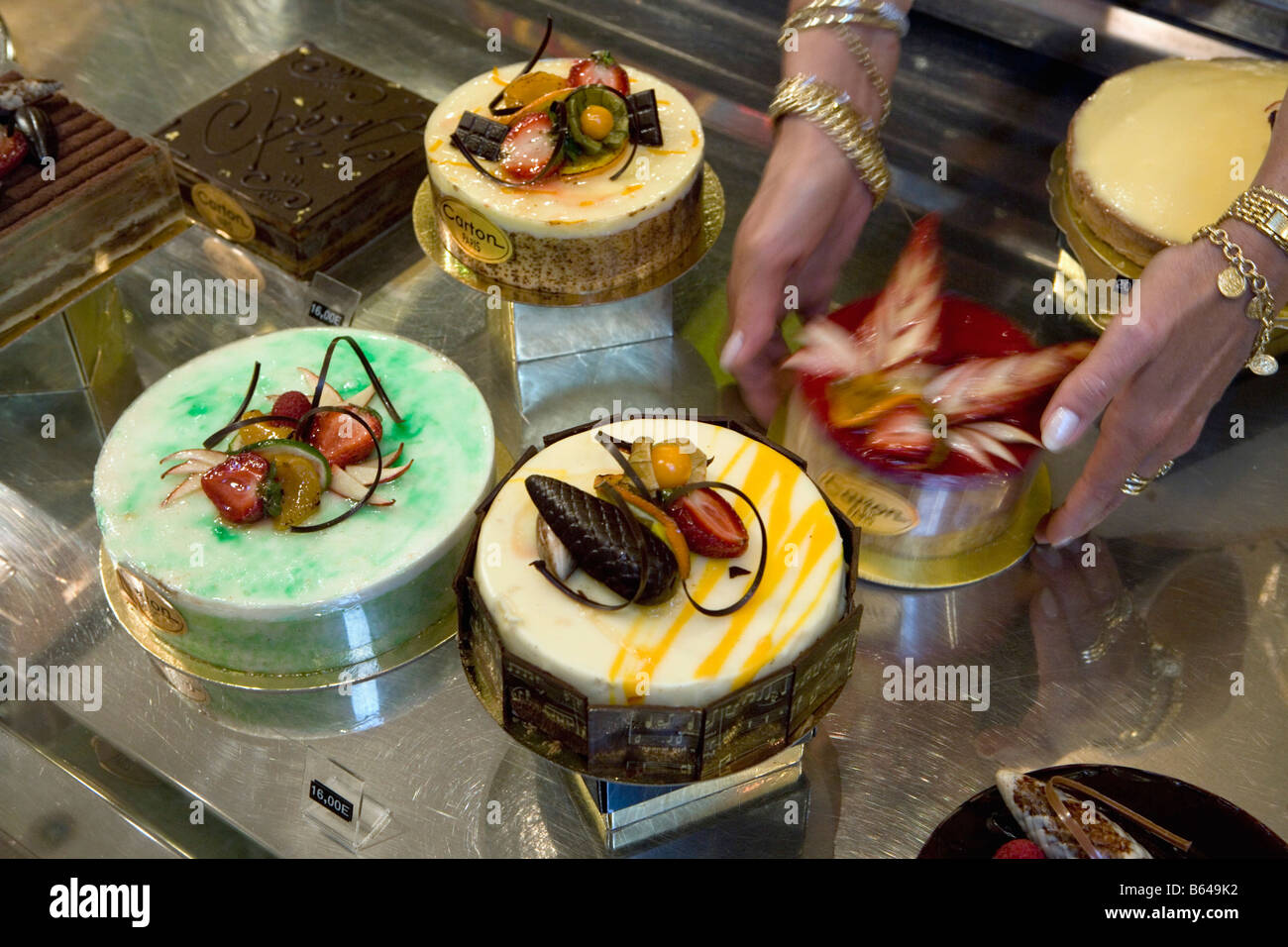 Frankreich, Paris, Schaufenster mit Kuchen, Torten. Konditorei "Carlton