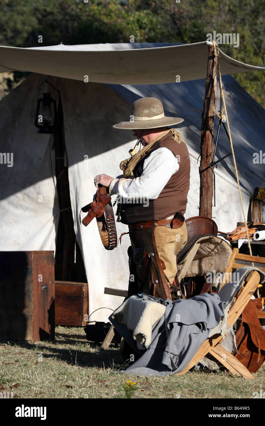 Ein Cowboy auf seine Pistole Gürtel im Lager Stockfoto