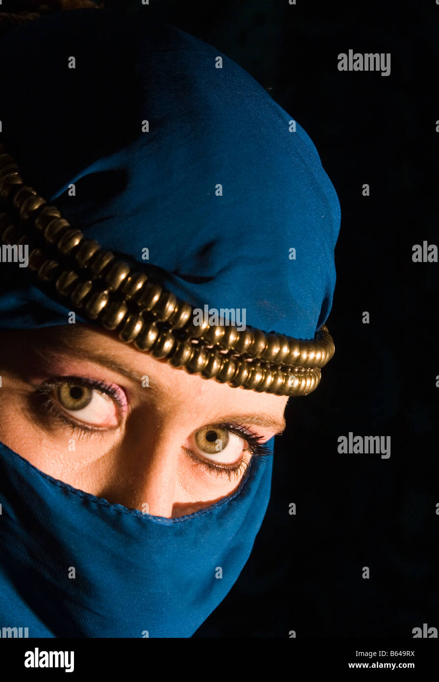 Junge Frau mit dekorativen Headress und Yashmak Art Schleier bedeckte ihr Gesicht Stockfoto