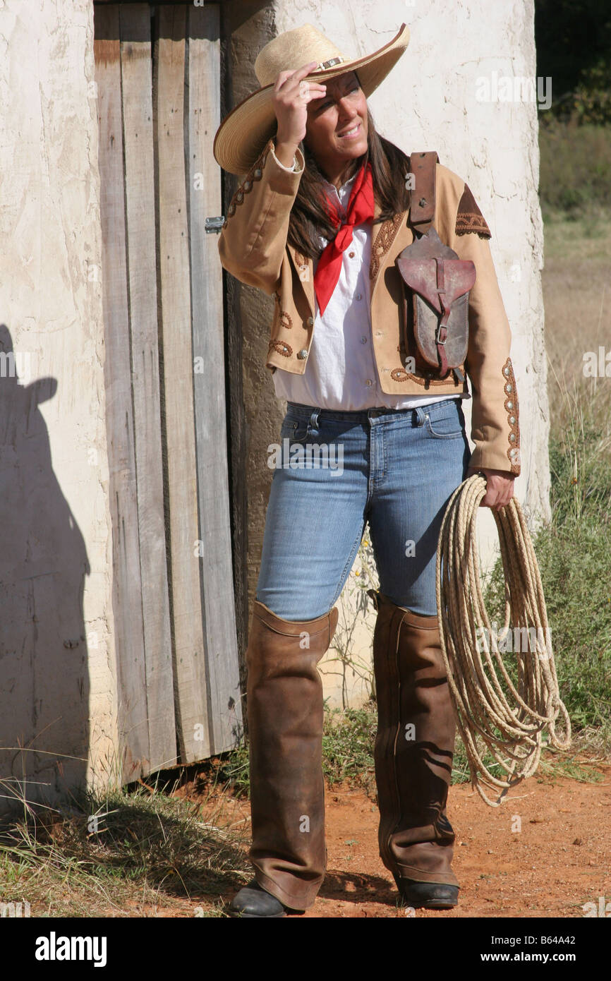 Ein Cowgirl stehend vor einem Gebäude, Stuck Stockfoto