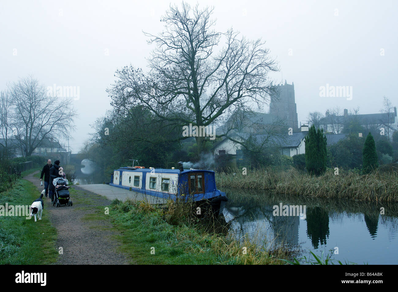 Johannes der Täufer Gemeinde Kirche schließlich Peverell und einem schmalen Boot auf der Grand Western Canal Devon Stockfoto