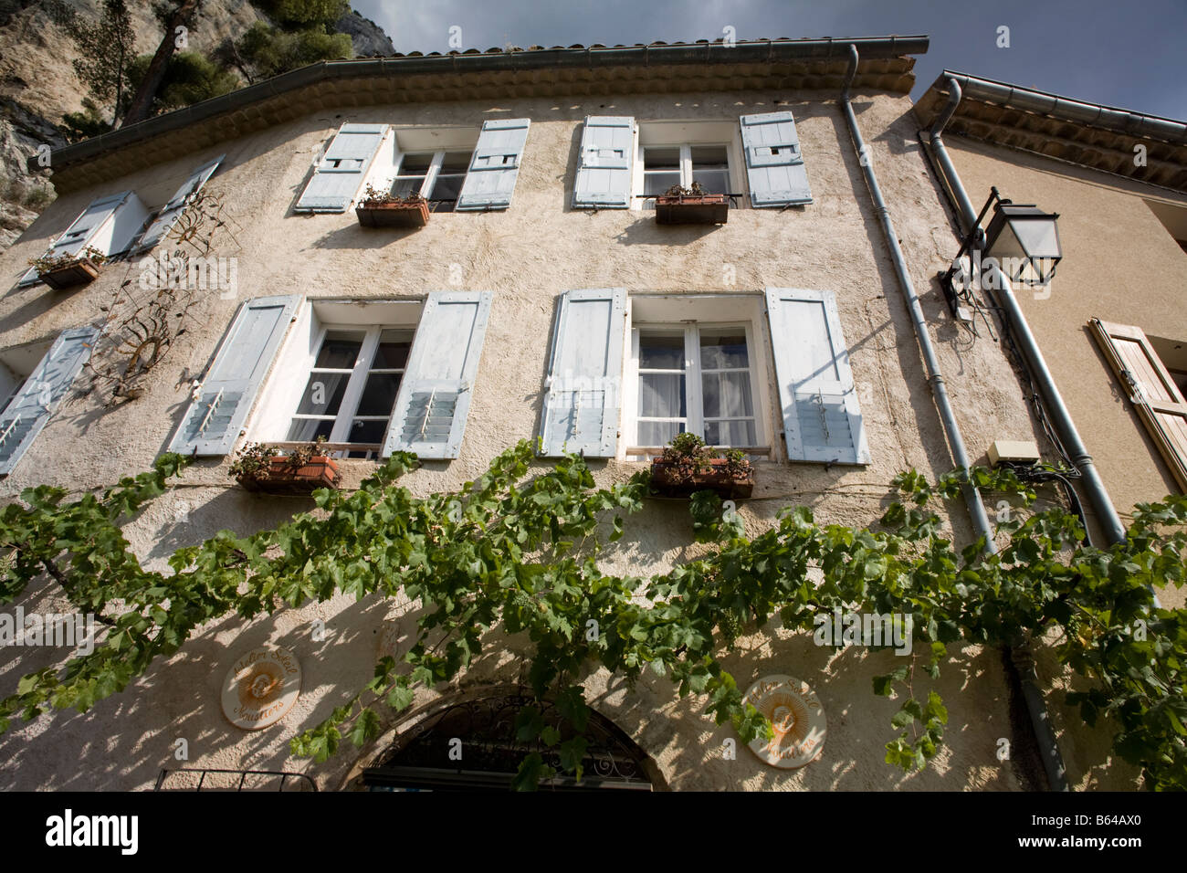Haus mit Efeu in Moustiers Sainte Marie, haute Provence, Frankreich Stockfoto