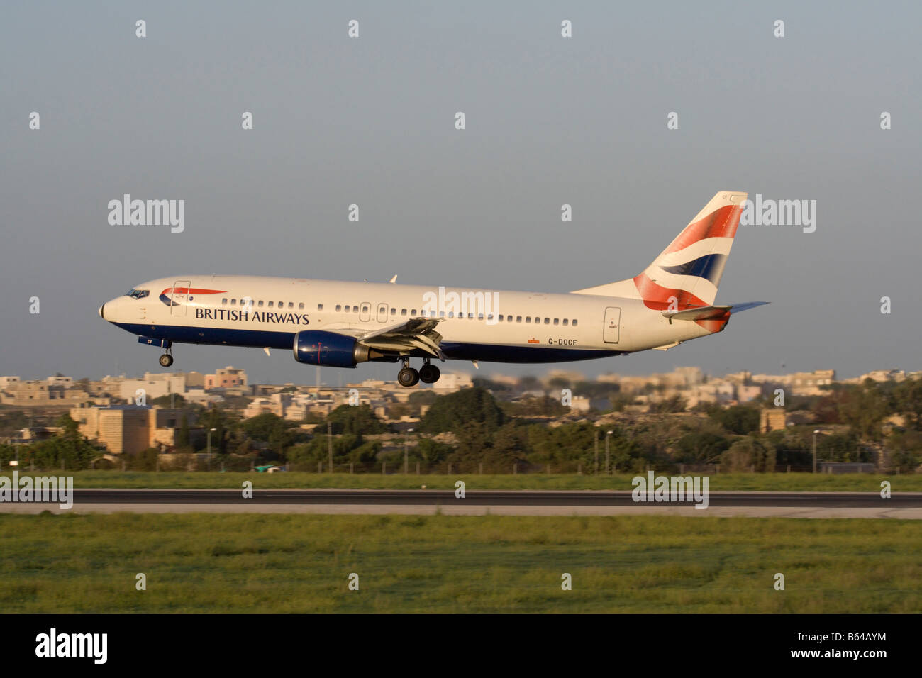 Urlaub reisen. British Airways Boeing737-400 Landung auf dem Internationalen Flughafen in Malta Stockfoto