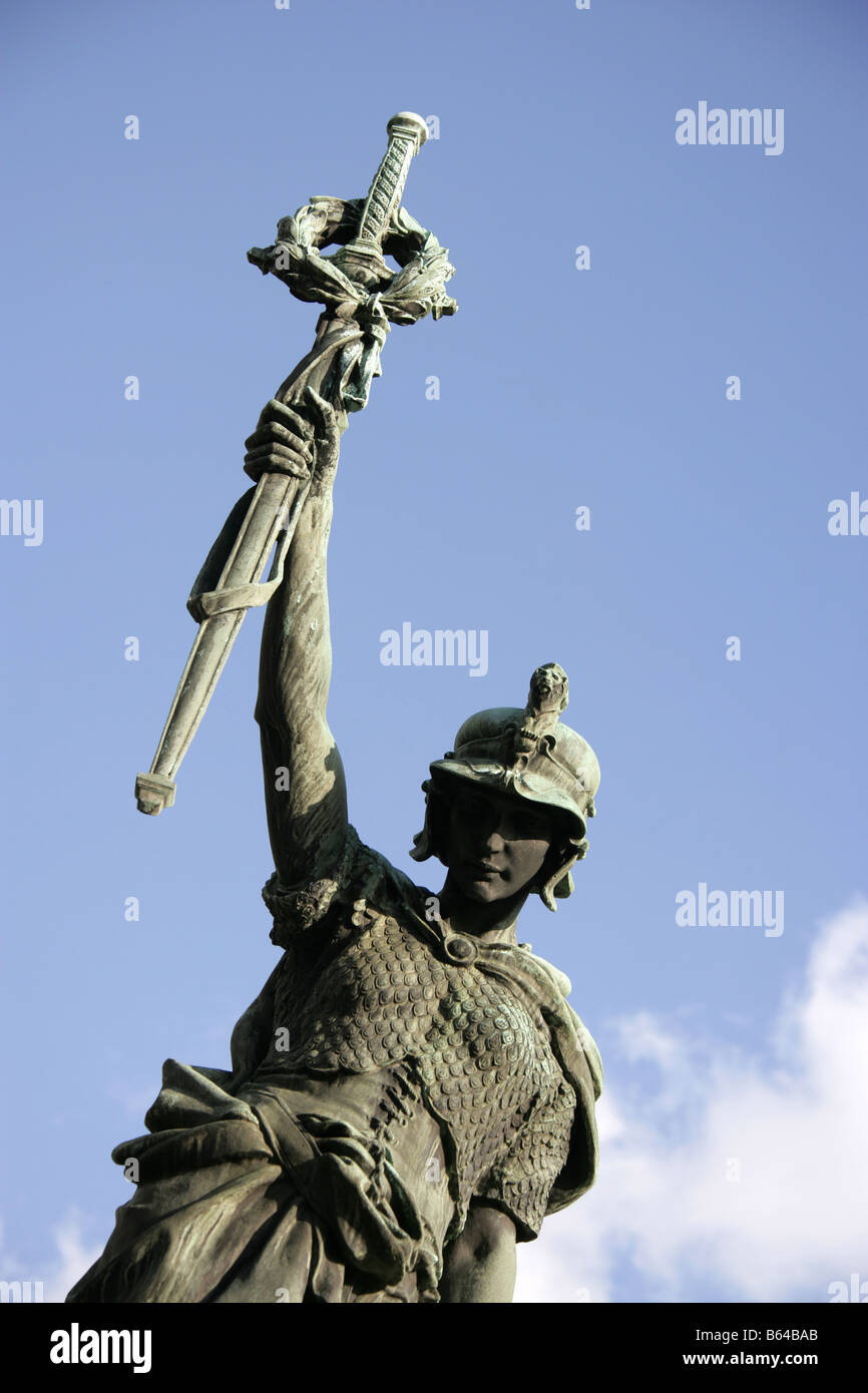 Stadt von Stoke on Trent, England. Die Frauengestalt Sieg über Harold Brownsword geformt Hanley Kriegerdenkmal. Stockfoto