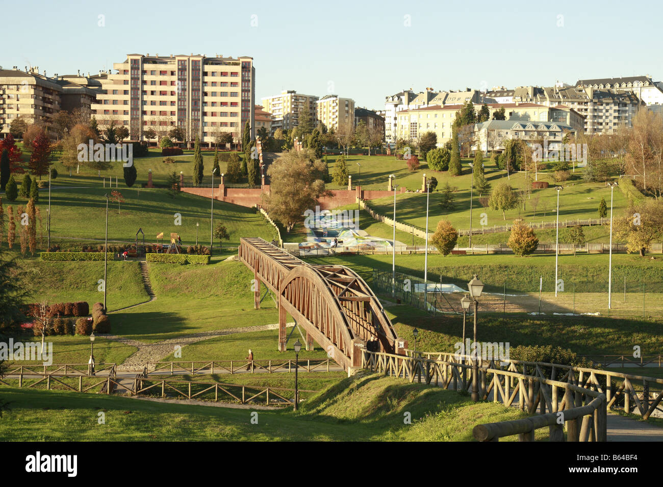 Park in Oviedo Spanien von Joggern und Skateboarder verwendet Stockfoto