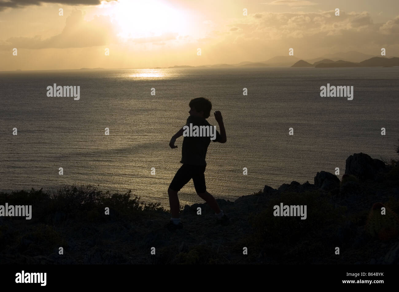 Silhouette der junge werfen einen Stein St. John USVI Stockfoto