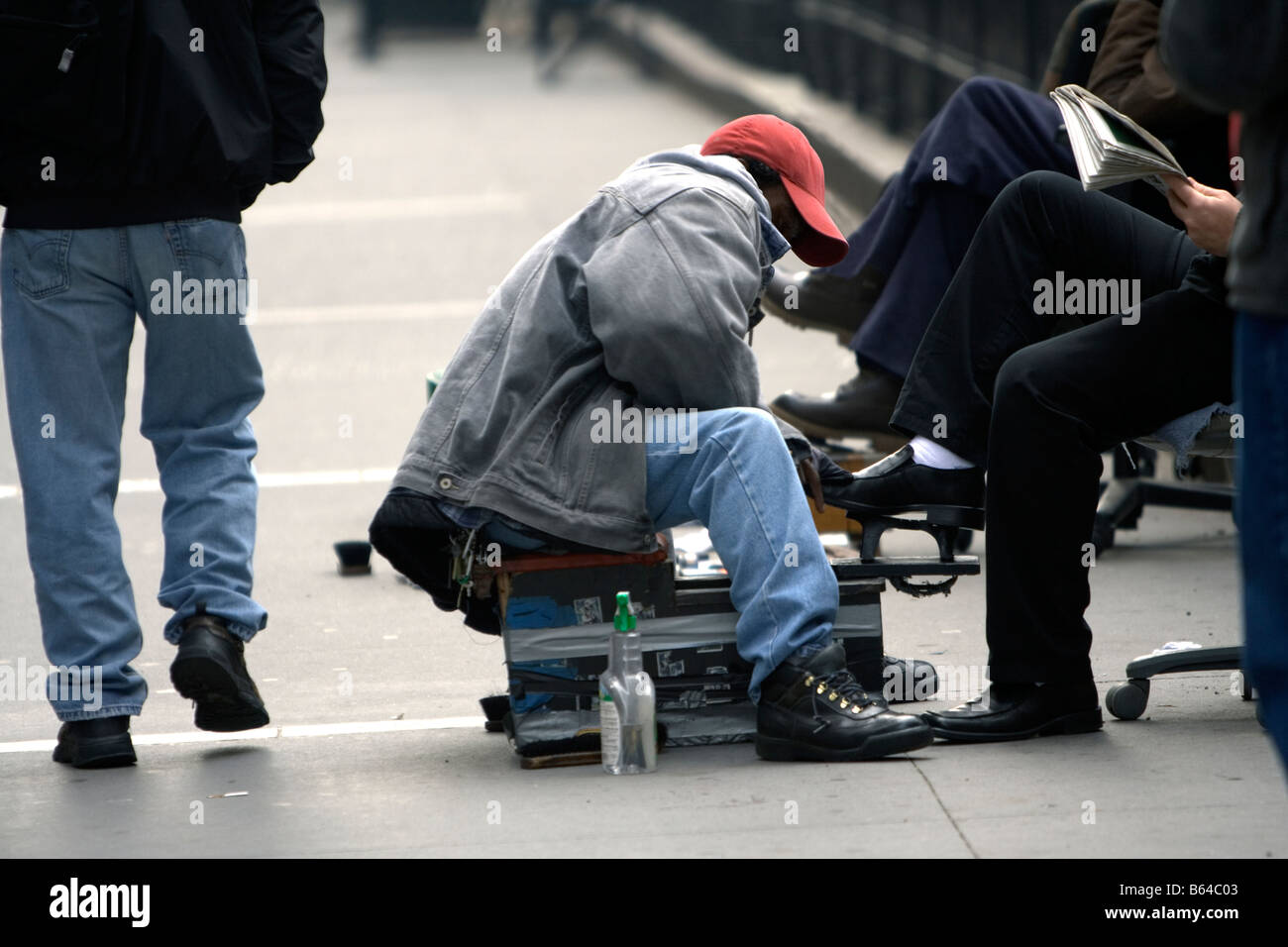 Mann Polieren Schuhe der Geschäftsmann auf der Straße von New York City. Manhattan, NY USA Stockfoto