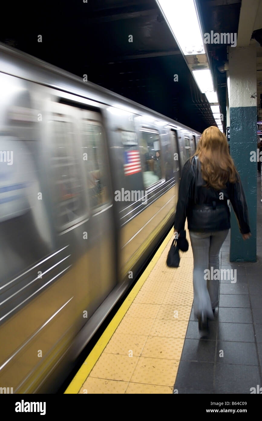 Frau zu Fuß gefährlich nahe an die u-Bahn Station eingeben.  NEW YORK-USA Stockfoto