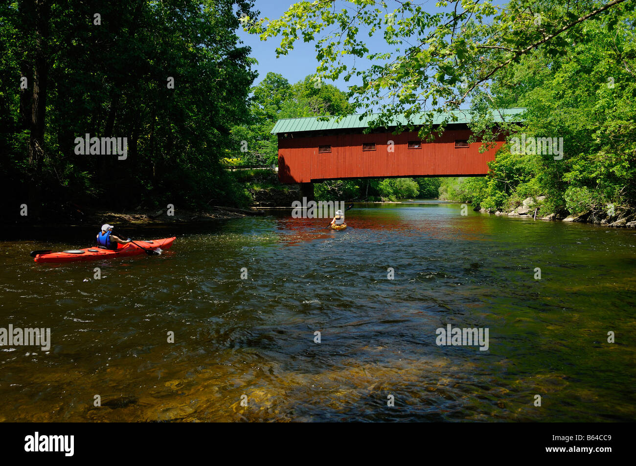 Kajakfahren auf dem battenkill Fluss unter Covered Bridge Road Vermont Stockfoto