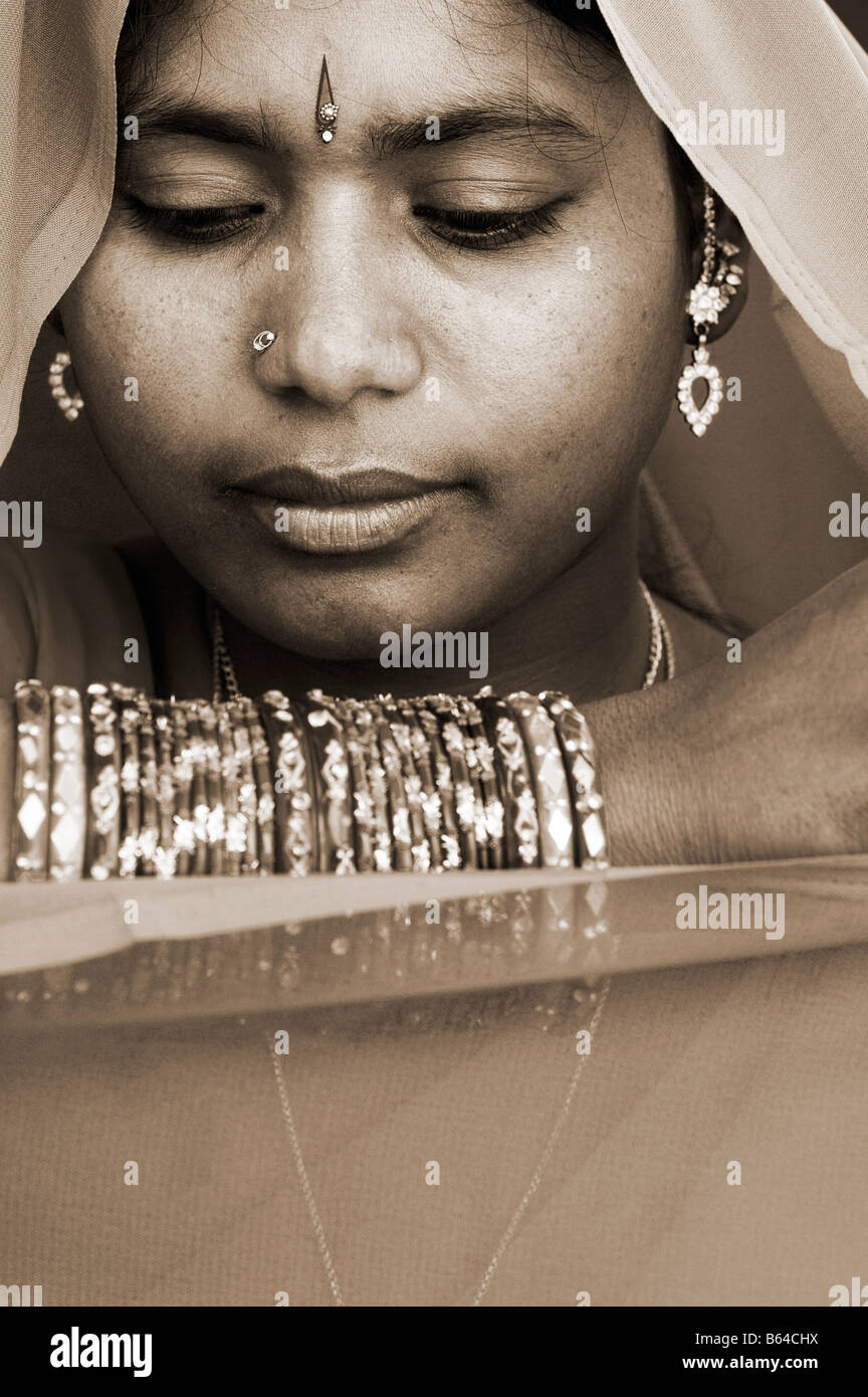 Friedliche junge indische Frau in traditioneller Kleidung. Porträt. Andhra Pradesh, Indien. Sepia-Farbton Stockfoto