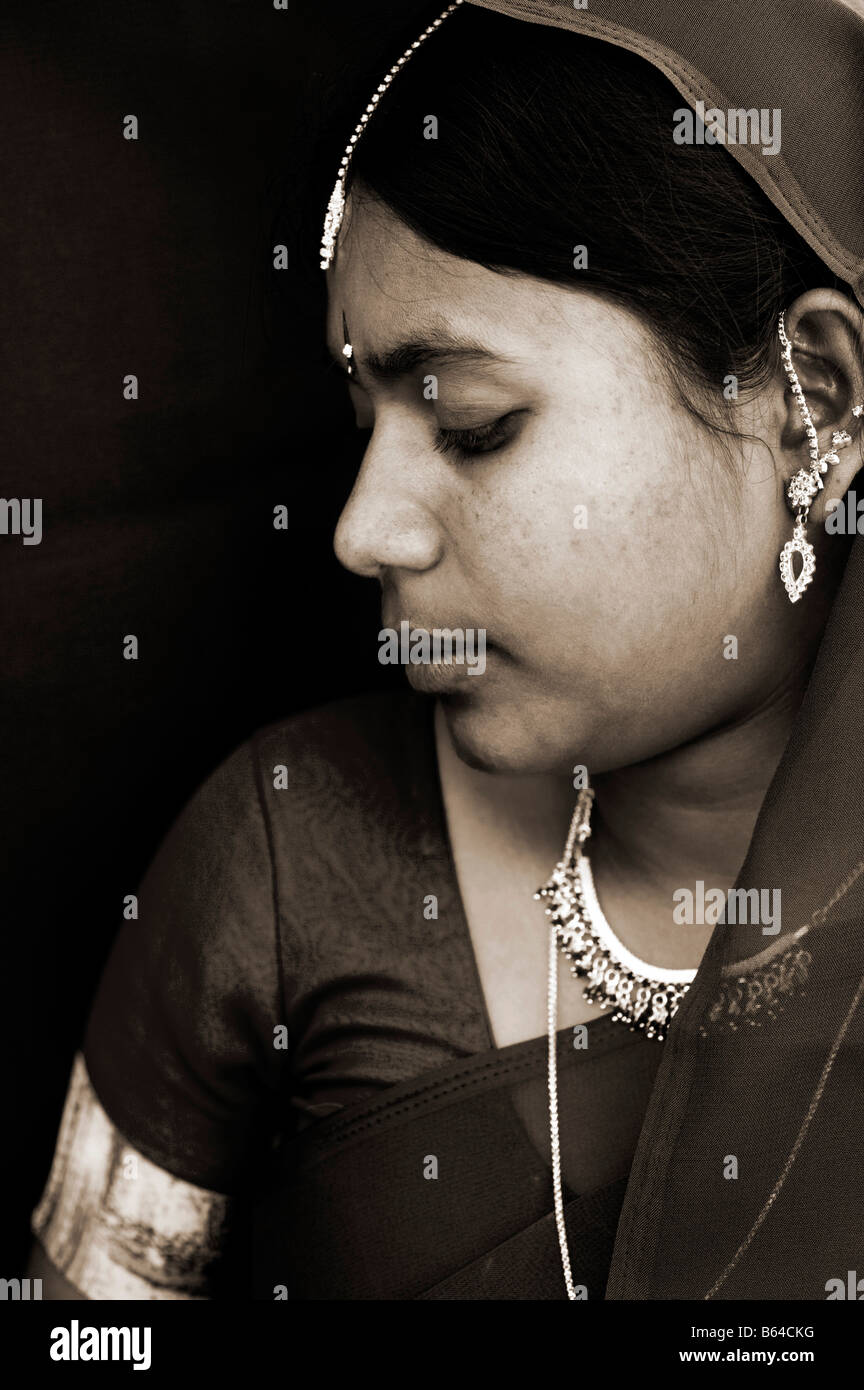 Friedliche junge indische Frau in traditioneller Kleidung. Porträt. Andhra Pradesh, Indien. Sepia-Farbton Stockfoto