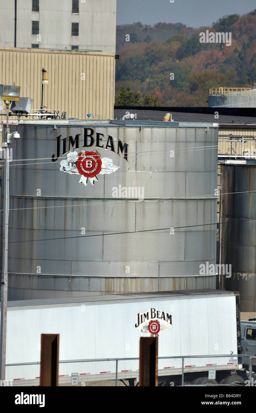 Lagertank und Anhänger in die Jim Beam Bourbon Whiskey Destillerie in Frankfort, Kentucky USA Stockfoto