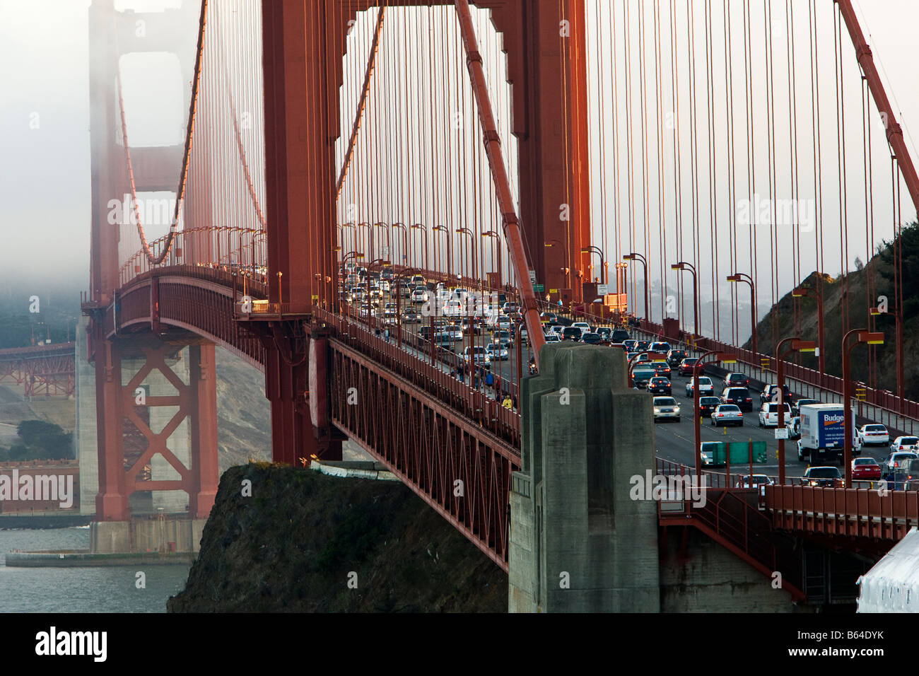 Verkehr auf der Golden Gate Bridge bei nebligen Wetter Stockfoto