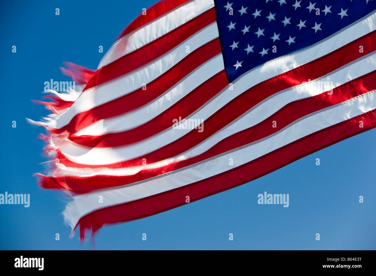 Amerikanische Flagge im Wind gegen ein strahlend blauer Himmel Stockfoto