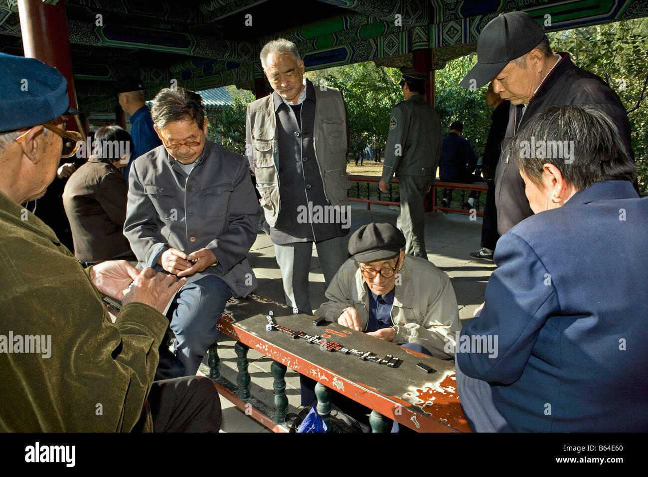 China, Peking, Temple of Heaven Park. Ältere Leute spielen Domino. Stockfoto