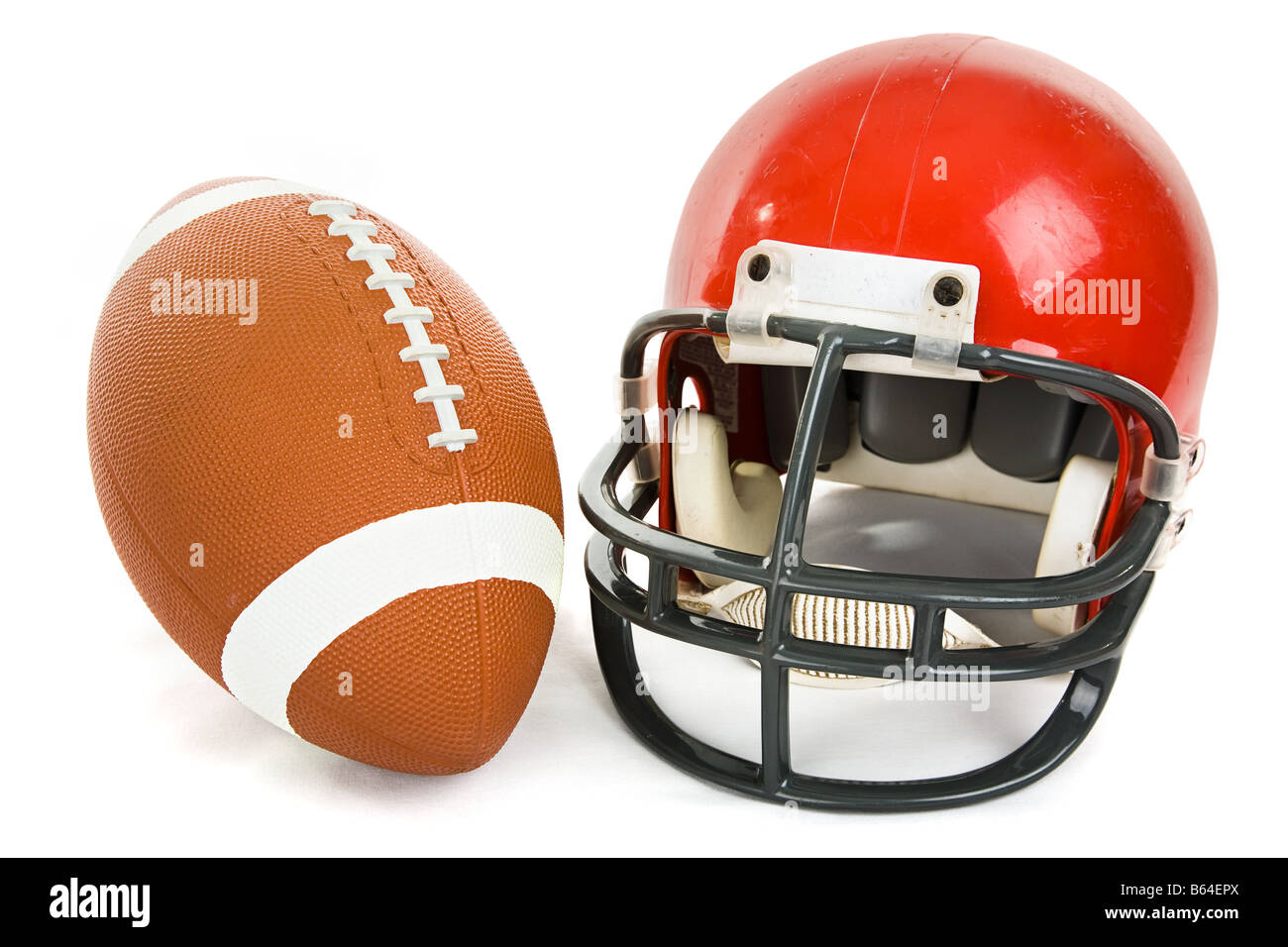 Fußball und Helm auf einem weißen Hintergrund isoliert Stockfoto