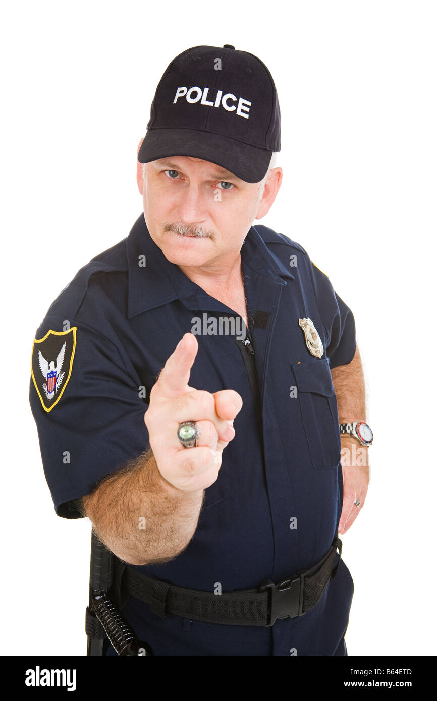 Böse aussehende Polizist zeigte mit dem Finger auf Sie isoliert auf weiß Stockfoto