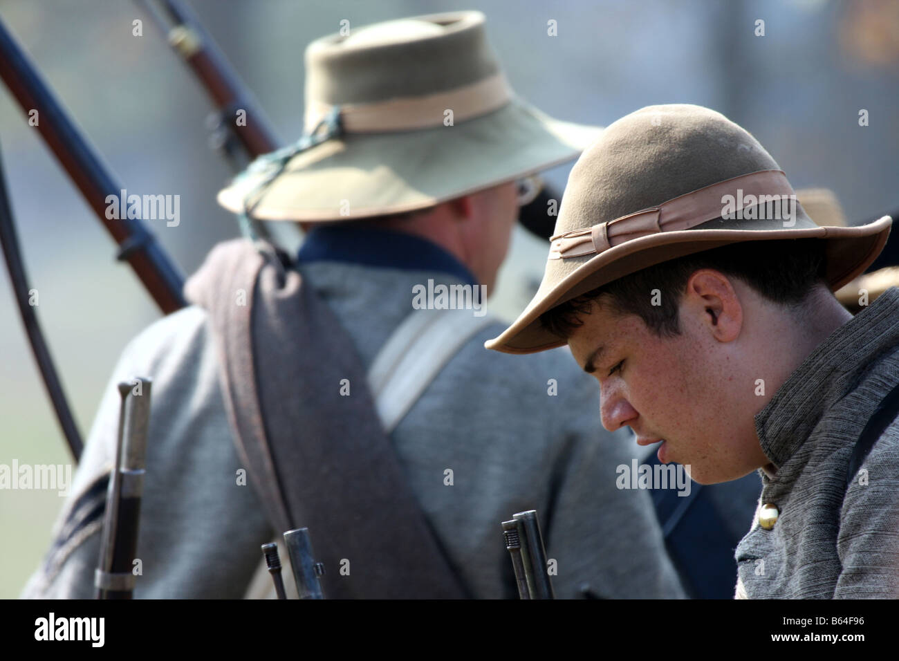 Konföderierten junge Soldaten an vorderster Front im Kampf in die Civil War Reenactment an der Wade Haus Greenbush-Wisconsin Stockfoto
