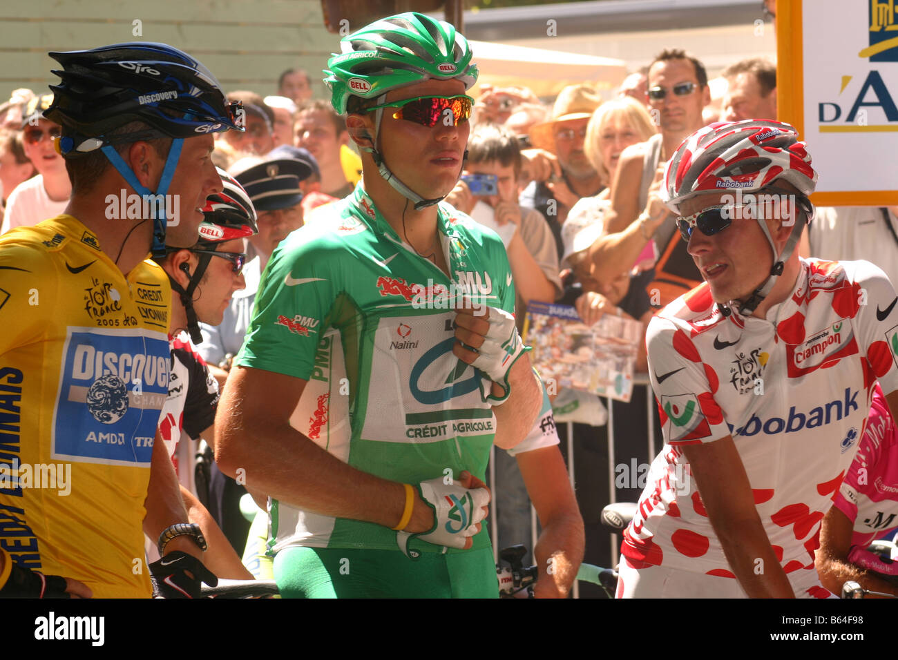 Medikament cheat Armstrong Tour de France gelbe Trikot, grüne Trikot und Polodott Jersey alle im Chat zu Beginn einer Etappe Stockfoto