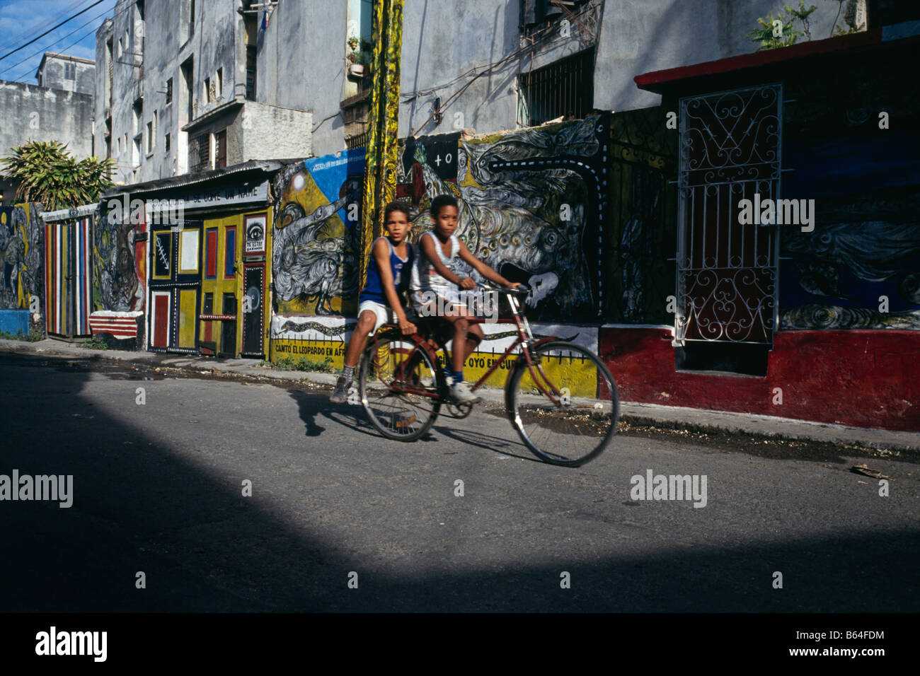 Kinder auf dem Fahrrad Havanna, Kuba 1993 Stockfoto