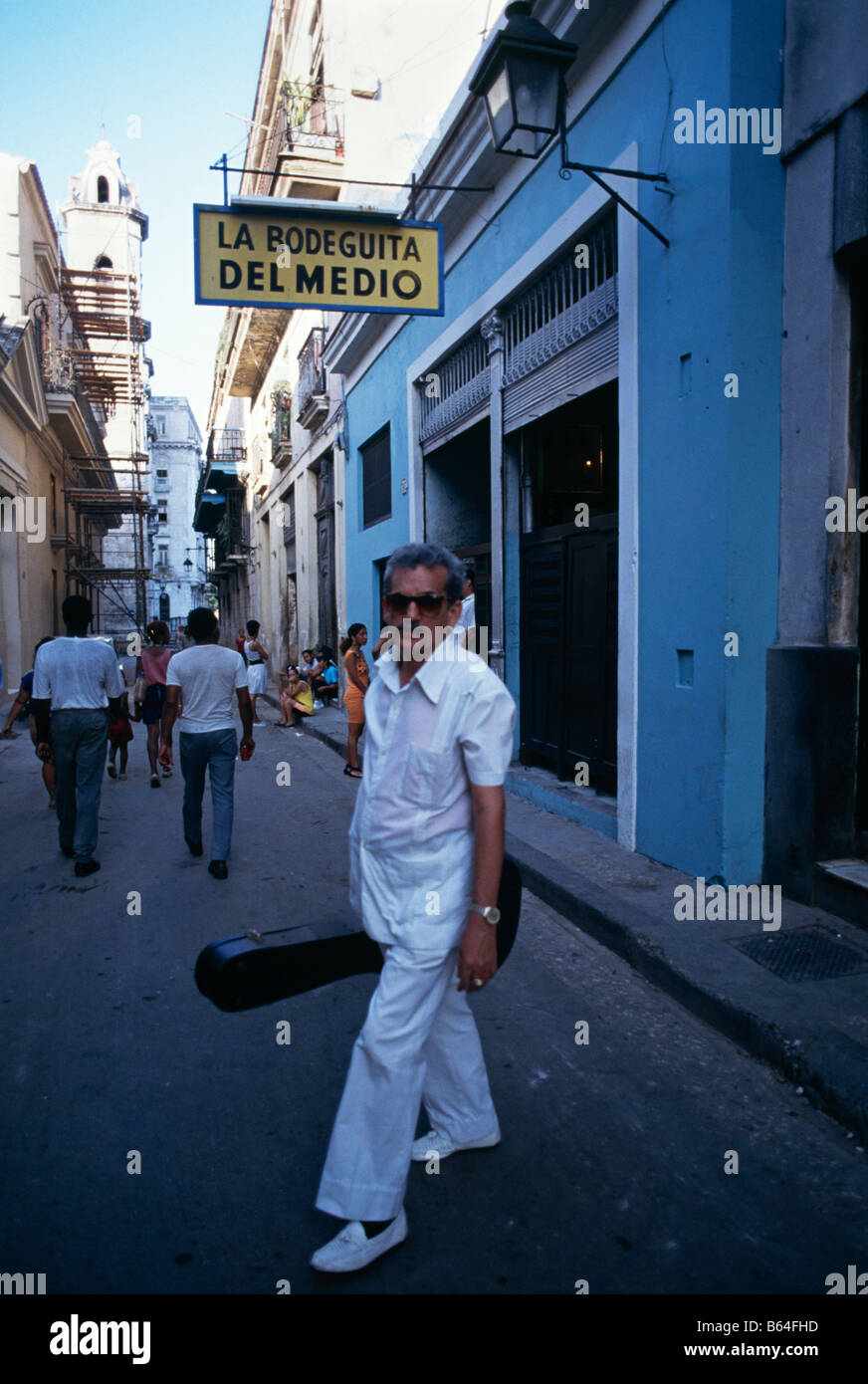 Musiker außerhalb der berühmten La Bodeguita Del Medio bar wo Ernest Hemingway zum Trinken in Havanna, Kuba, 1993 Stockfoto