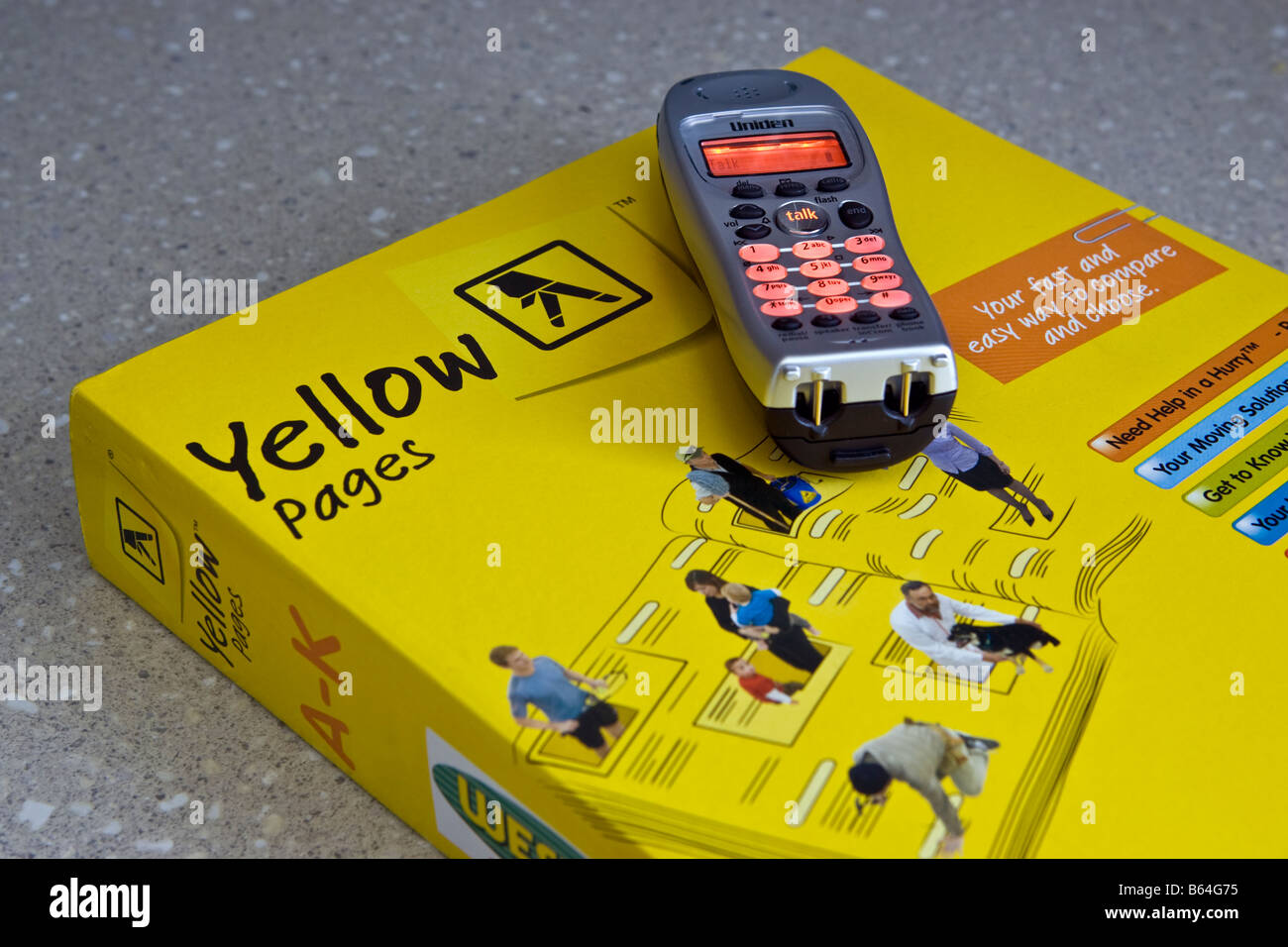 Ein Telefon auf einem Branchenbuch-Telefonbuch Stockfoto