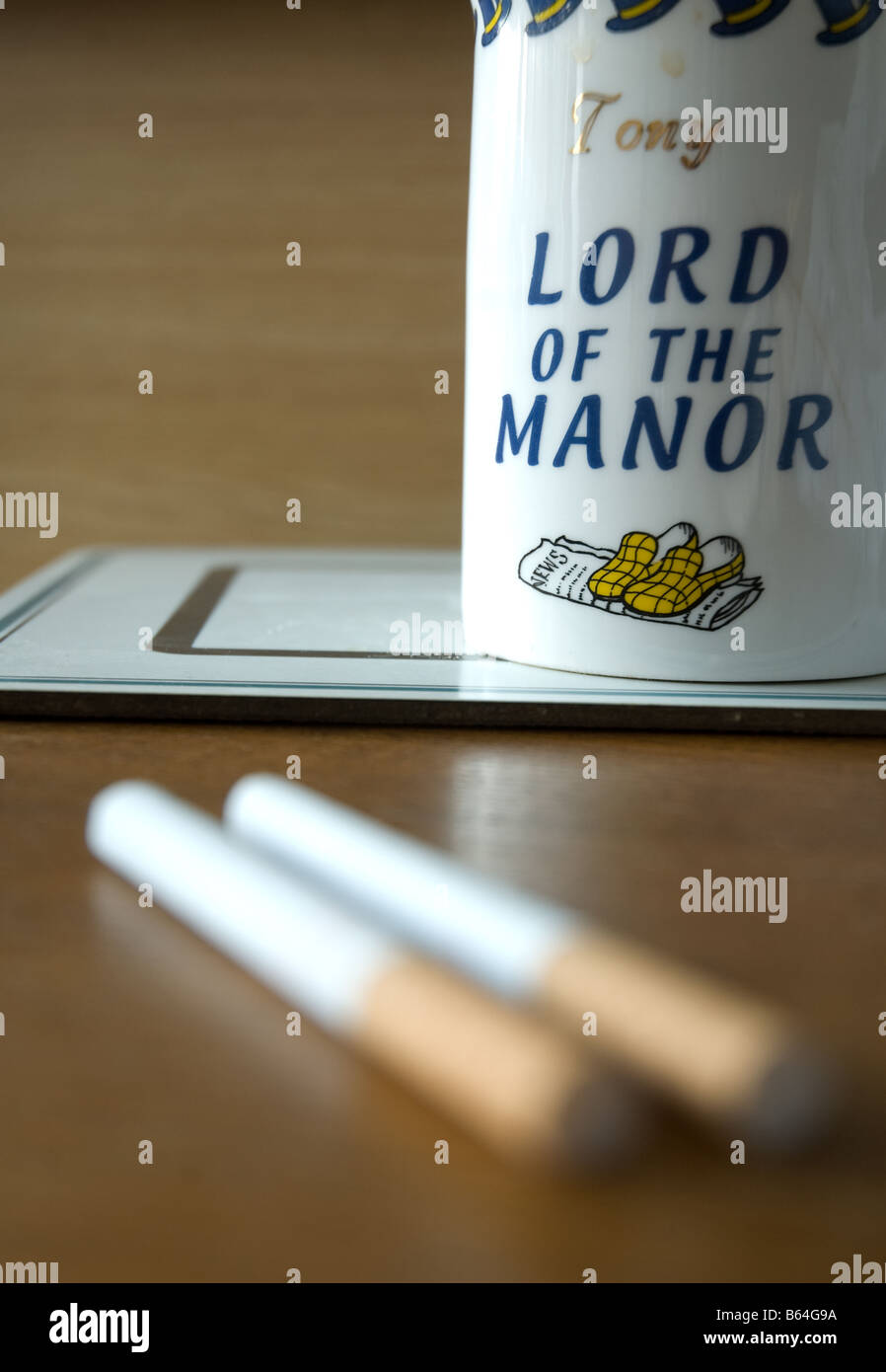 Teetasse und Zigarette Stockfoto