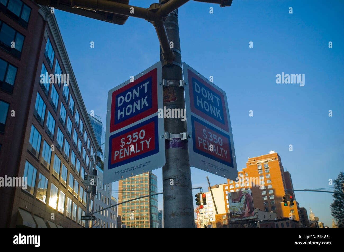 Ein Autofahrer ermahnen nicht, ihre Hörner Hupen ist in der Nähe von Holland Tunnel in New York ausgeschildert Stockfoto