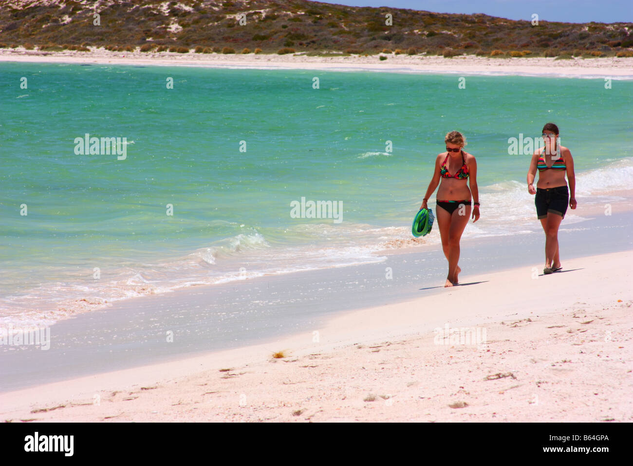 zwei Menschen am Strand von East Wallabi Insel auf den Abrolhos Inseln Stockfoto