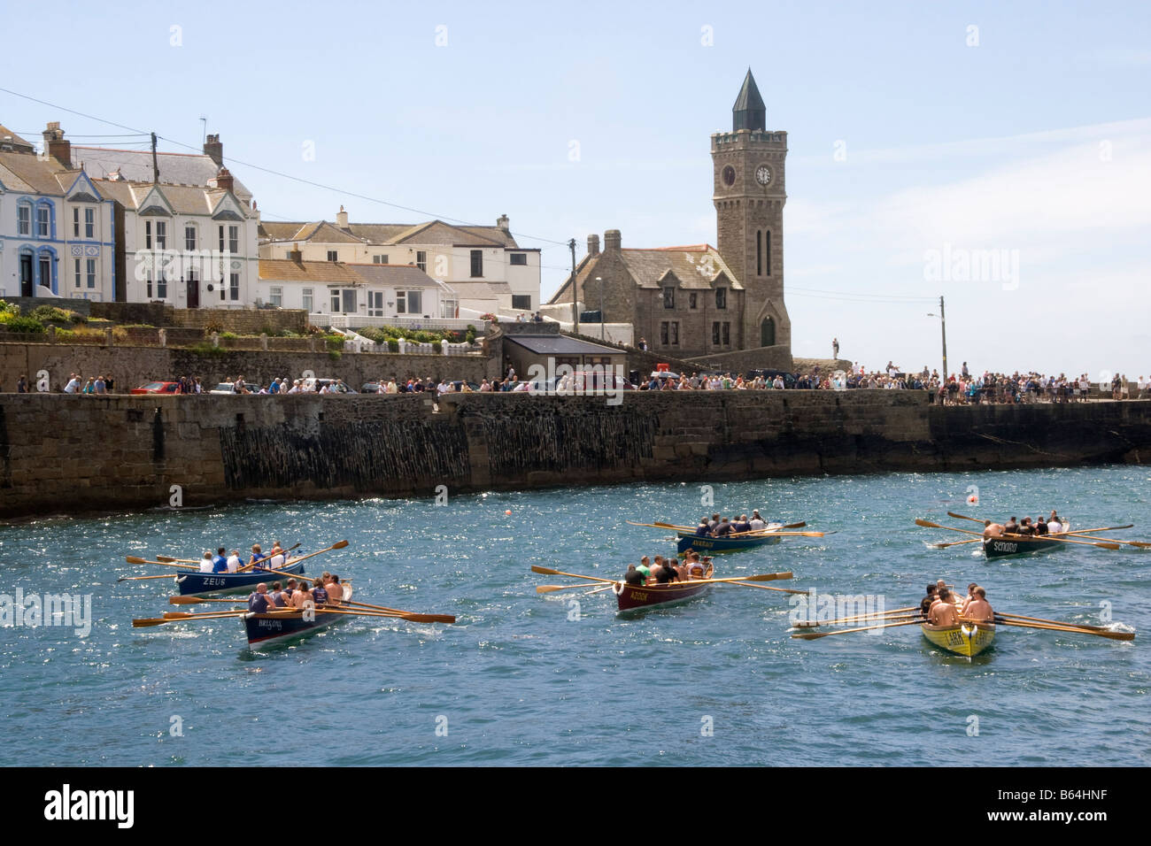 Cornish pilot Gigs im Hafen von Porthleven während ein Gig-Rennen, Cornwall, England, Großbritannien, Vereinigtes Königreich. Stockfoto