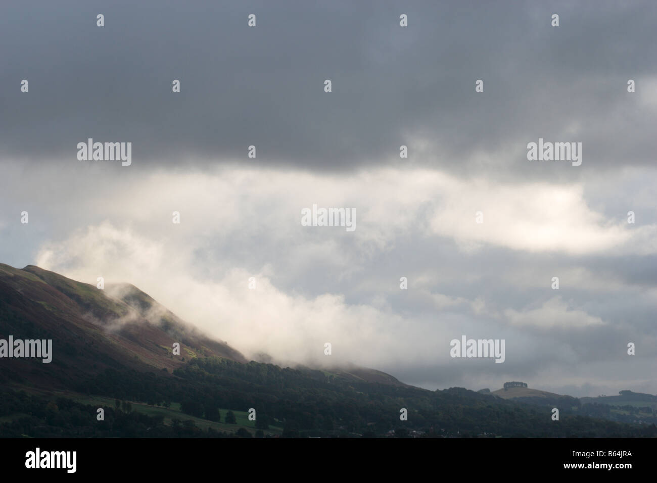 Auf der Suche nach Osten entlang der Ochils wo beleuchtete Wolken Klammern sich an die Böschung. Stockfoto