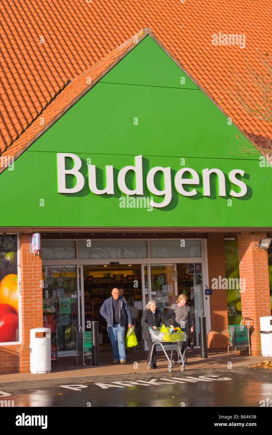 Budgens Supermarkt Supermarkt Shop speichern Verkauf Lebensmittel etc. mit Kunden außerhalb in Harleston, Norfolk, Großbritannien Stockfoto