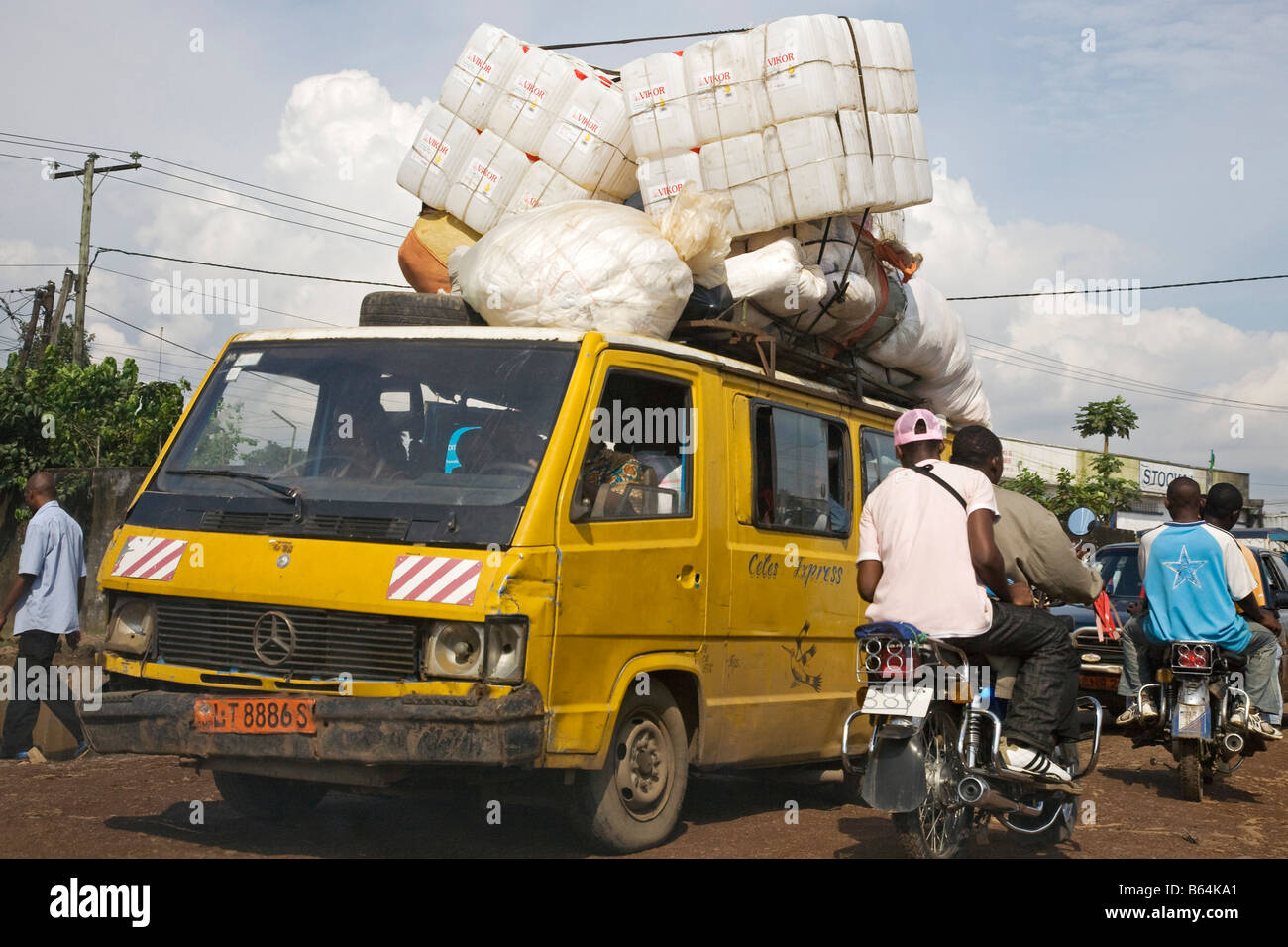 Minibus mit Gepäck und Passagieren, Douala, Kamerun, Afrika Stockfoto