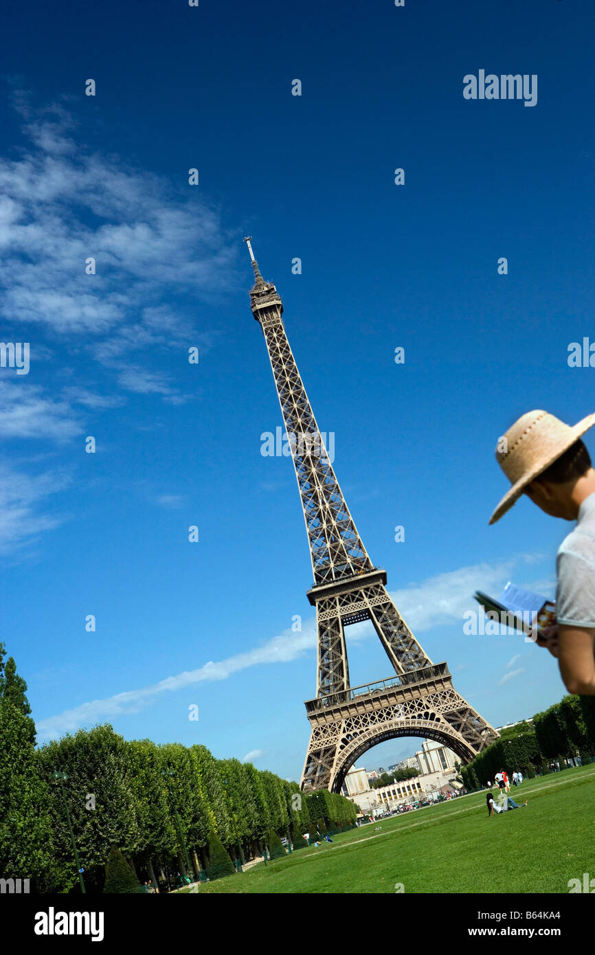Frankreich, Paris, Eiffelturm, Frau liest Reiseführer Stockfoto