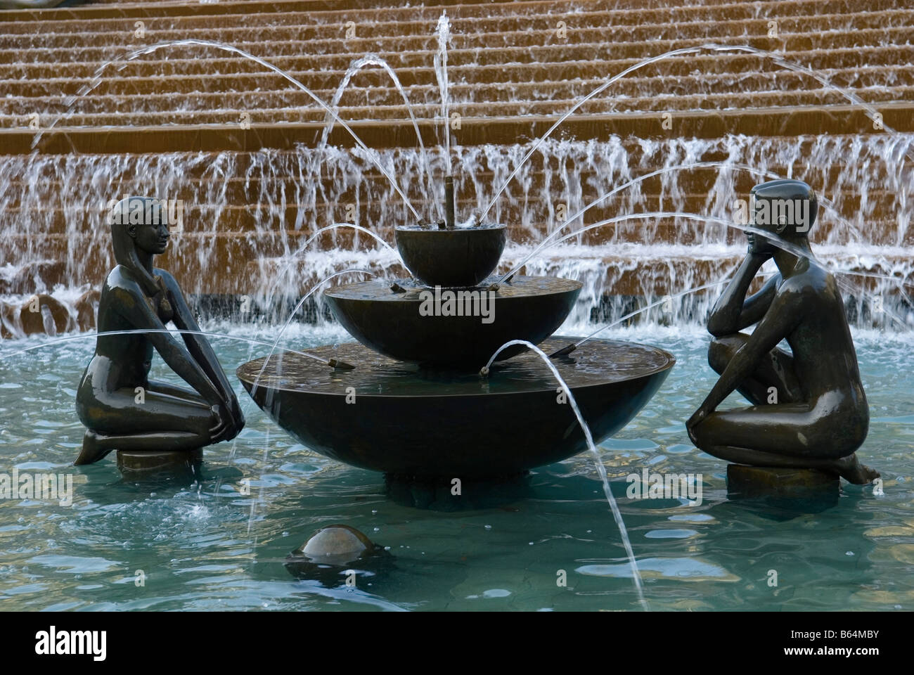 Unteren Teil des Flusses Skulptur von Dhruva Mistry in Victoria Square Birmingham Stockfoto