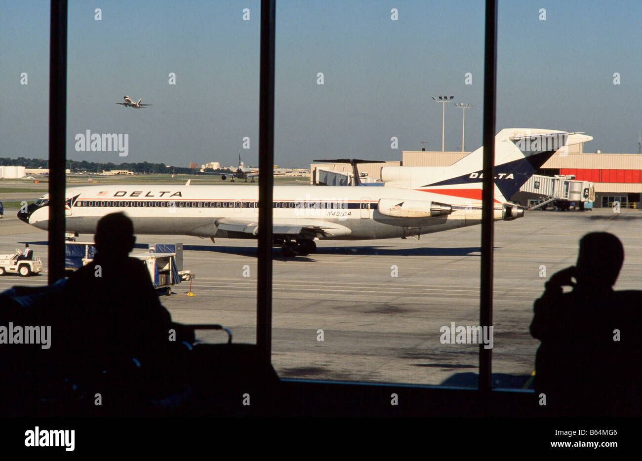 Verkehrsflugzeug taxis Vergangenheit Terminal, Passagiere in terminal wartet auf Flüge Chicago Ohare Stockfoto